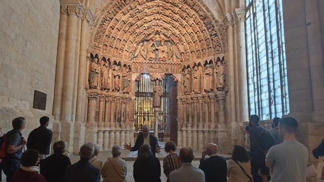 Navarro Talegón explica las arquivoltas del Pórtico de la Majestad. | M. J. C.