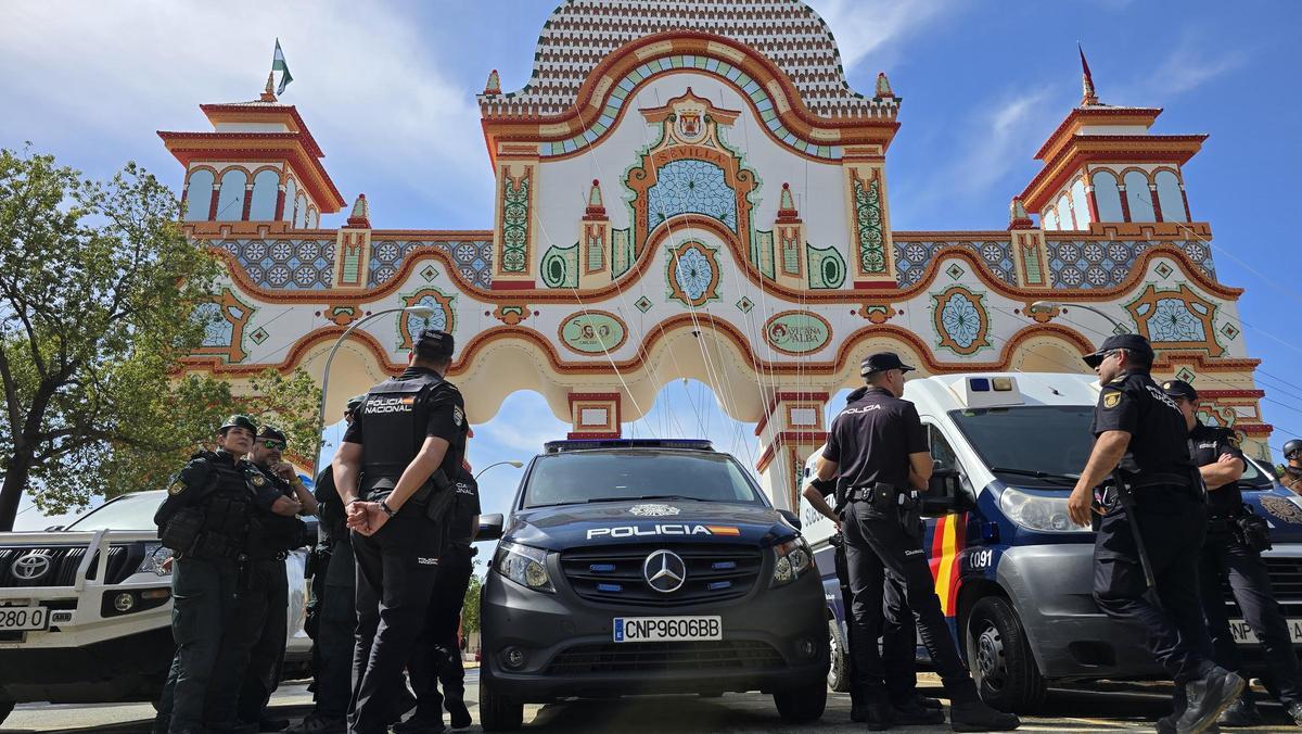 Policías y guardias civiles frente a la portada de la Feria de Abril 2026.