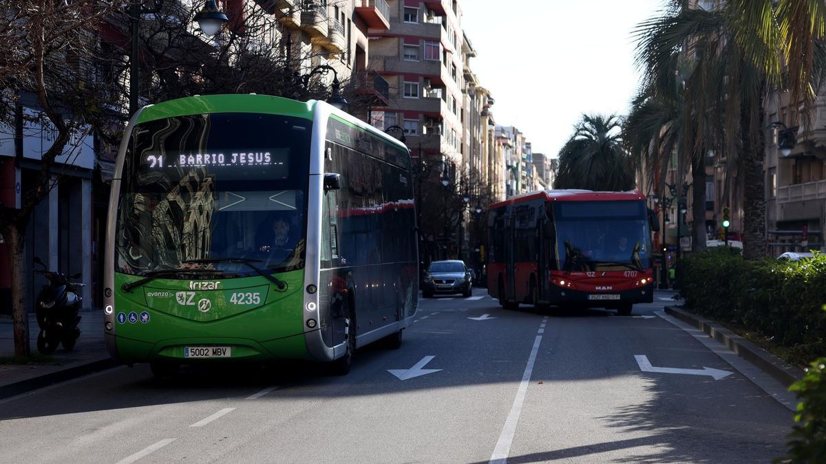 Dos autobuses de Zaragoza, en una imagen de archivo.