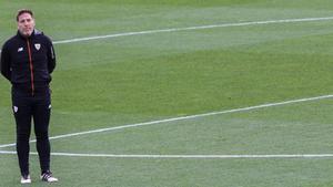 GRAF229 BILBAO (Pais Vasco), 2/12/2018.-El entrenador argentino del Athletic de Bilbao, Eduardo Berizzo,c., durante el entrenamiento que el equipo ha celebrado hoy para preparar el encuentro de liga que mañana disputarán contra el Levante en el estadio Ciutadad de Valencia. EFE/MIGUEL TOÑA