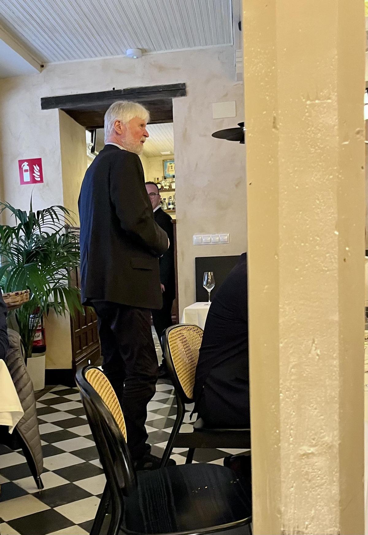 Douglas Massey cuando procedía a salir del comedor del restaurante Blanco de Cangas del Narcea.