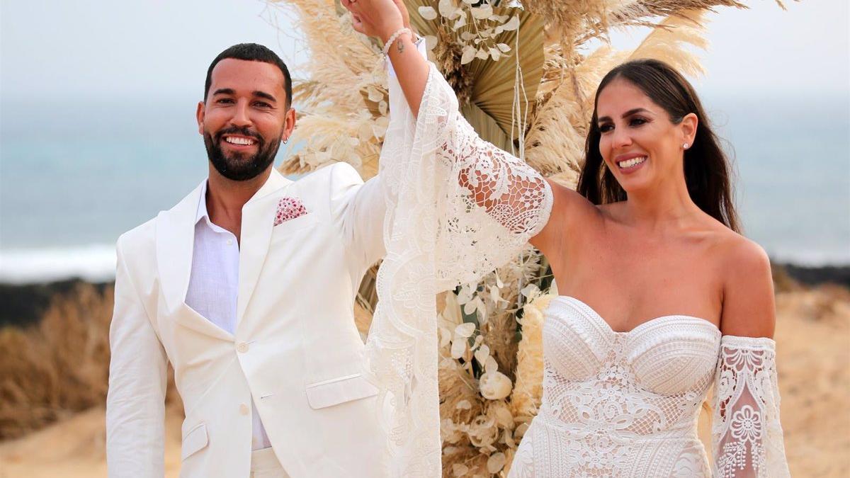 Anabel Pantoja y Omar Sánchez durante su boda en La Graciosa