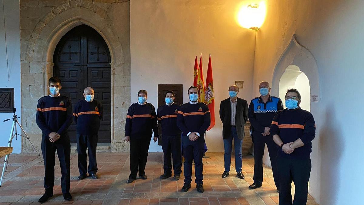 Voluntarios de Protección Civil con el concejal del área y el jefe de Policía en la fiesta de su patrón