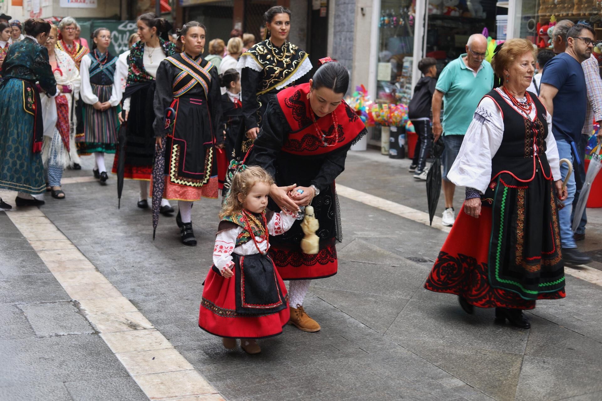 GALERÍA | Desfile de indumentaria tradicional de Zamora en San Pedro