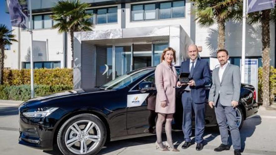 El alcalde de Alicante, Gabriel Echávarri, recoge las llaves del Volvo, su nuevo coche oficial.