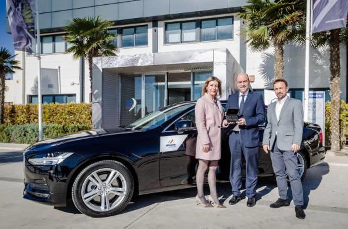 El alcalde de Alicante, Gabriel Echávarri, recoge las llaves del Volvo, su nuevo coche oficial.