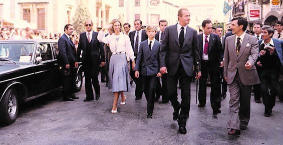La visita de la Familia Real a Cangas de Onís en septiembre de 1980; en primer término, a la derecha, Luis Miguel Ortiz Cortés. | Archivo familiar Ortiz-Muñiz