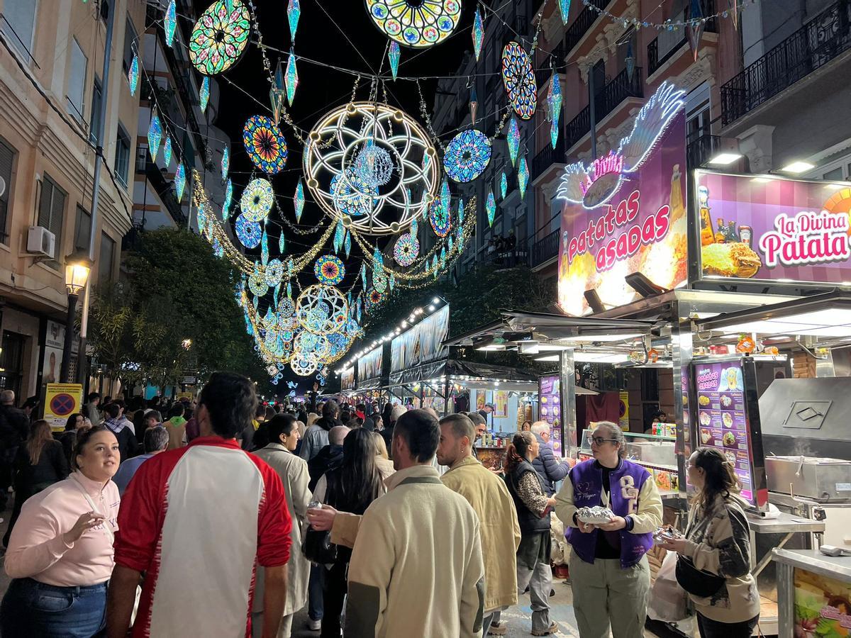Mercadito de comida en el barrio de Russafa instalado estas Fallas