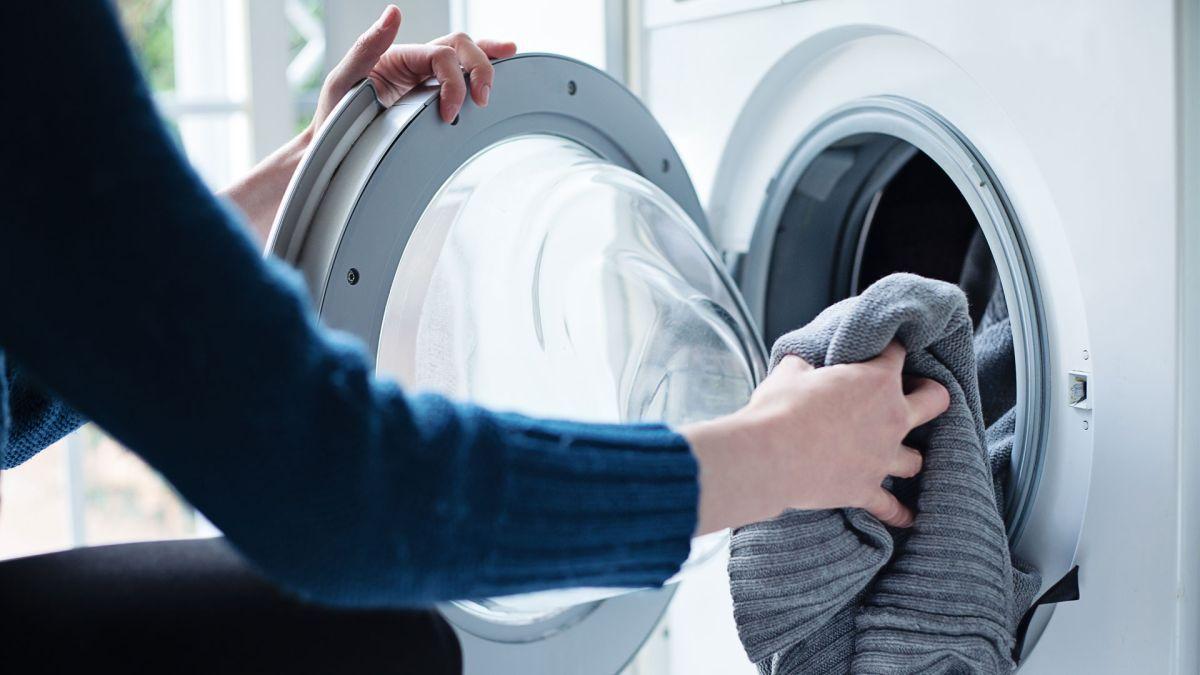 La culpa de las costosas averías de tu lavadora la tiene este gesto que haces a diario