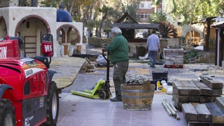 Operarios de Parcs i Jardins desmontan el Belén de Xàtiva, ayer por la mañana.