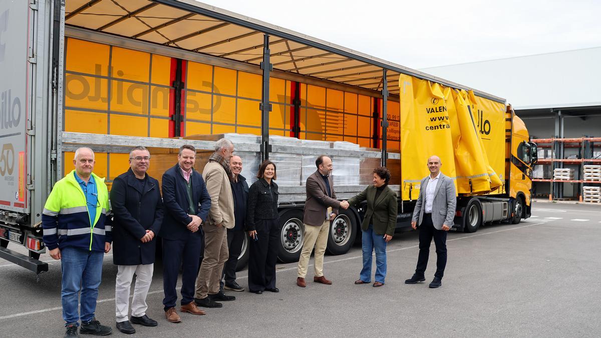 La iniciativa solidaria ‘Cerámica con Corazón’, impulsada por el Ayuntamiento de Onda con la colaboración del sector cerámico local, ya ha permitido distribuir cerca de 50.000 metros cuadrados de azulejos entre decenas de familias afectadas por la dana.