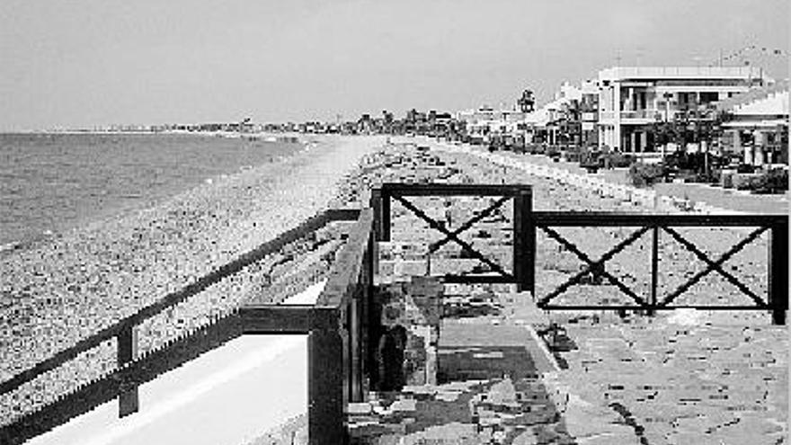 Almenara y Moncofa encabezaron la protesta por los derribos de casas en la playa.