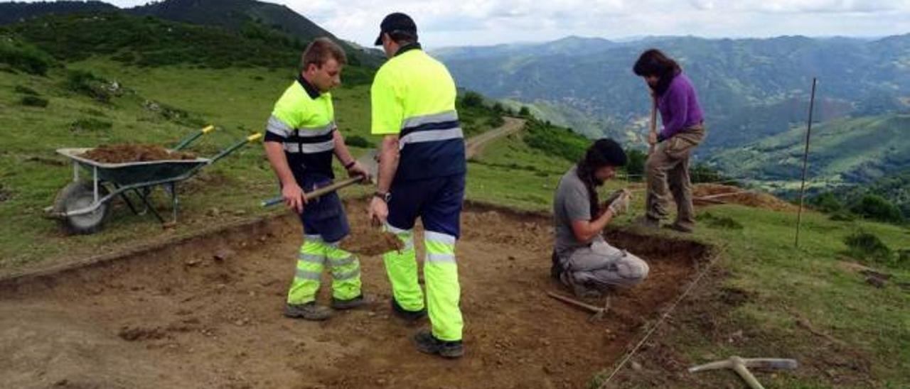 Los arqueólogos hallan en Carraceo el tercer campamento romano de la Carisa