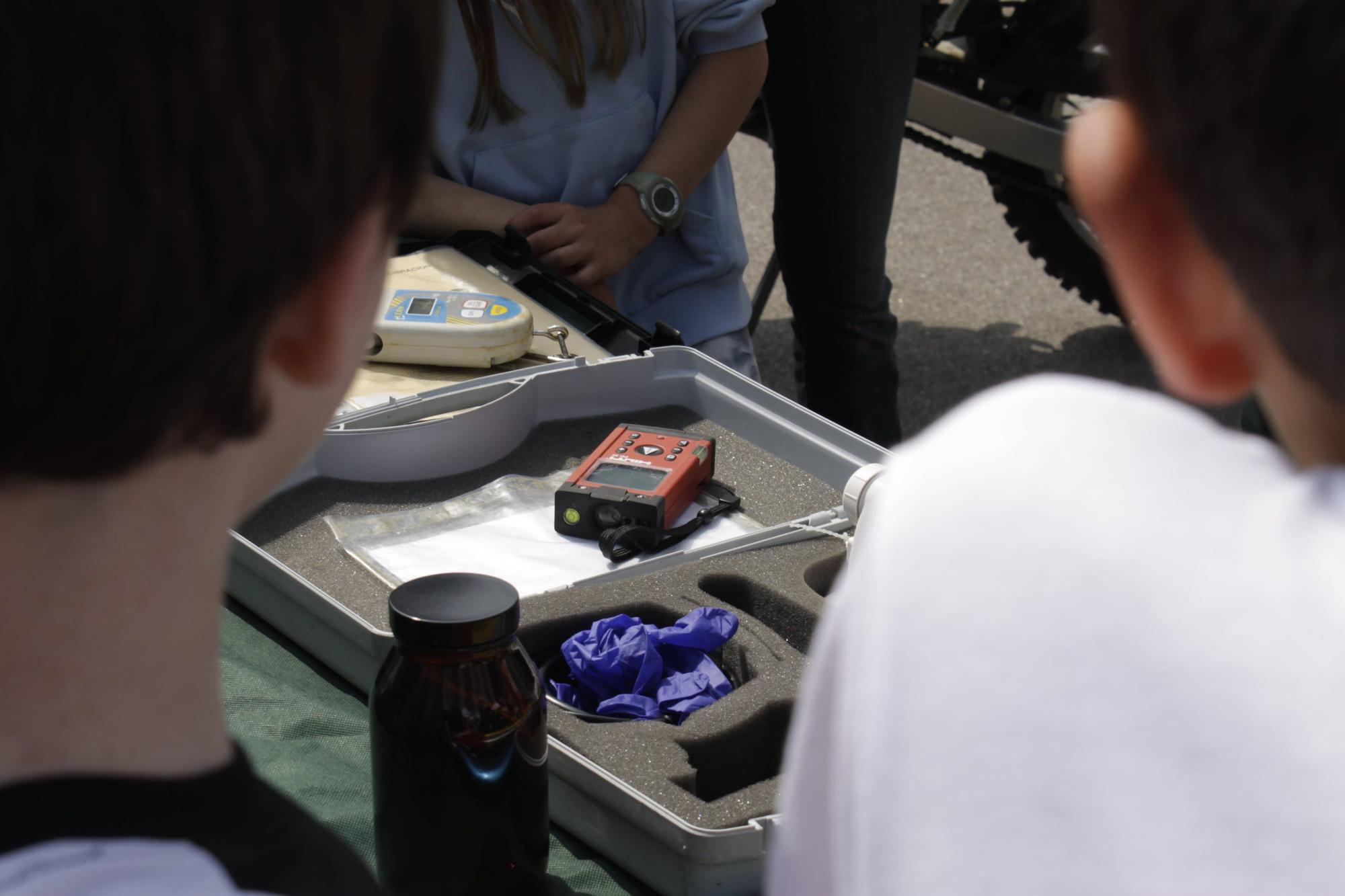 La visita de la Guardia Civil al colegio gijonés de Laviada, en imágenes