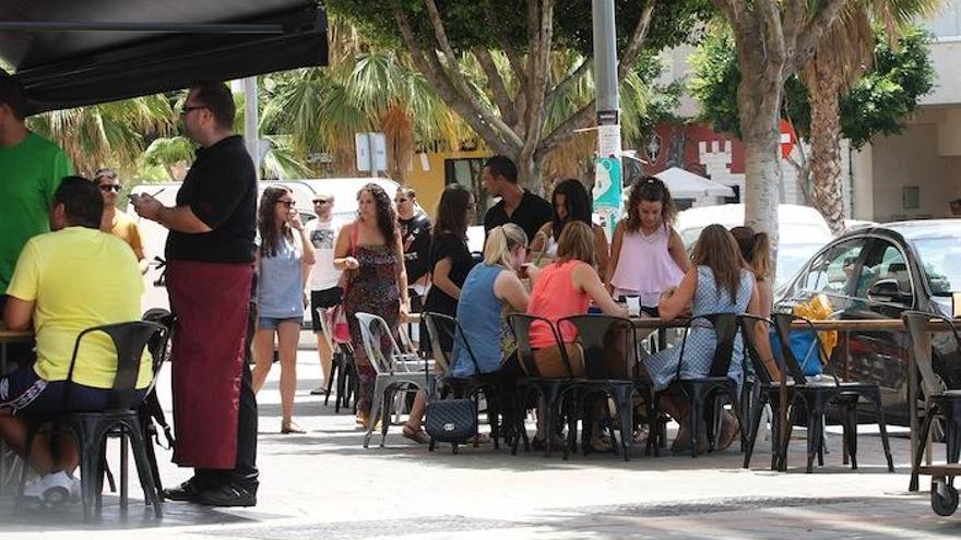 Terrazas de bares y restaurantes en la zona de la barriada de Teatinos.