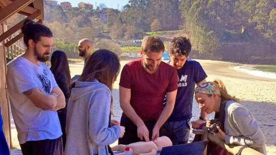 Un momento de las prácticas en la playa de Mogor. // S.A.