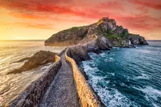 San Juan de Gaztelugatxe, el islote de cuento medieval que flota en medio del Cantábrico