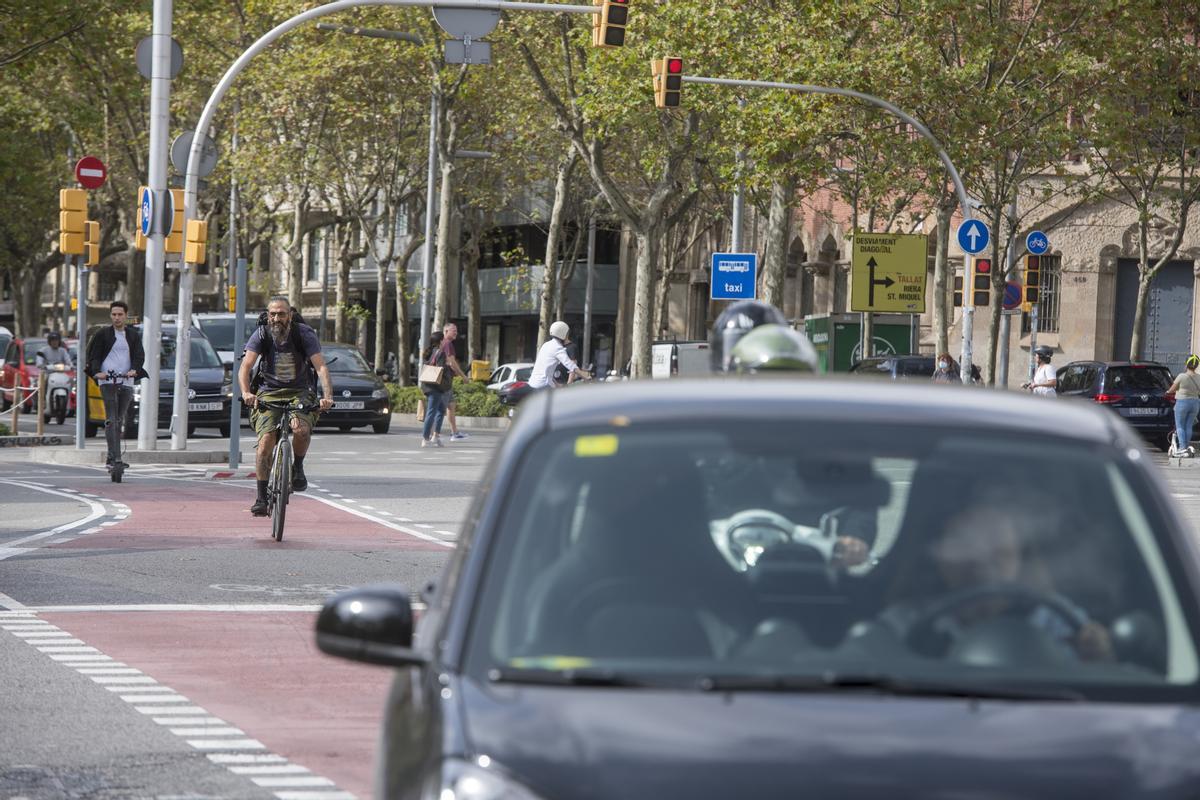 Un ciclista y un patinador, tras los pasos de una moto y un coche.