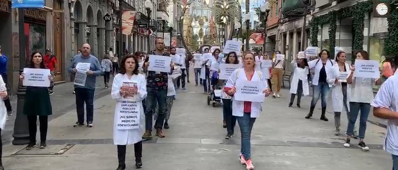 Concentración de médicos con contrato temporal en la sanidad pública de Canarias.