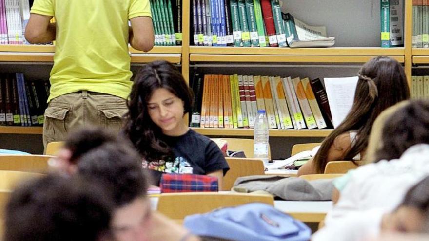 Estudiantes en la biblioteca del campus de Tarongers.