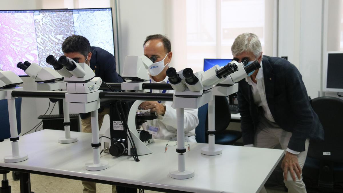 El vicepresident del Govern, Jordi Puigneró, el conseller de Salut, Josep Maria Argimon i el cap d&#039;Anatomia Patològica de la Vall d&#039;Hebron