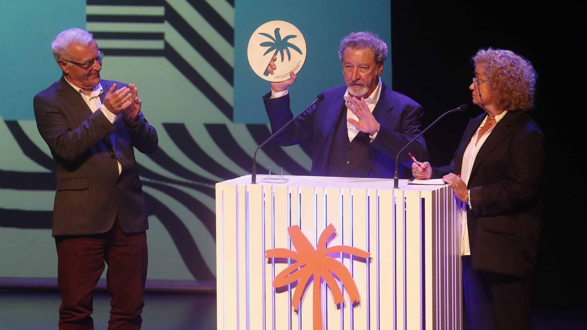 Robert Guédiguian con la Palmera de Honor de la Mostra de València.