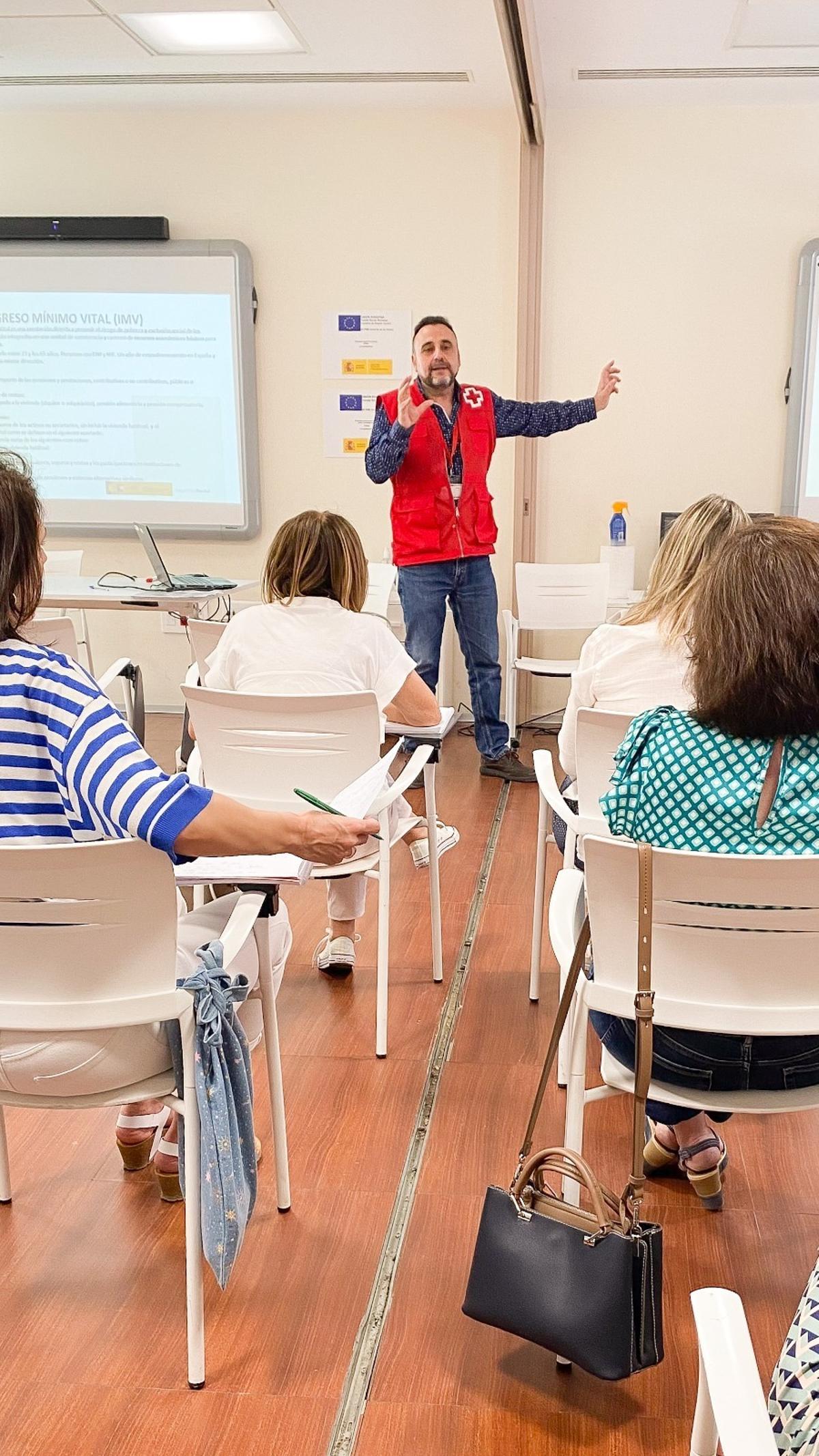 Rafael Cobos, trabajador social de Cruz Roja, ofrece una charla.