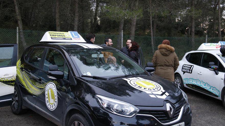 Un dels cotxes d&#039;autoescola esperant, aquest dilluns.