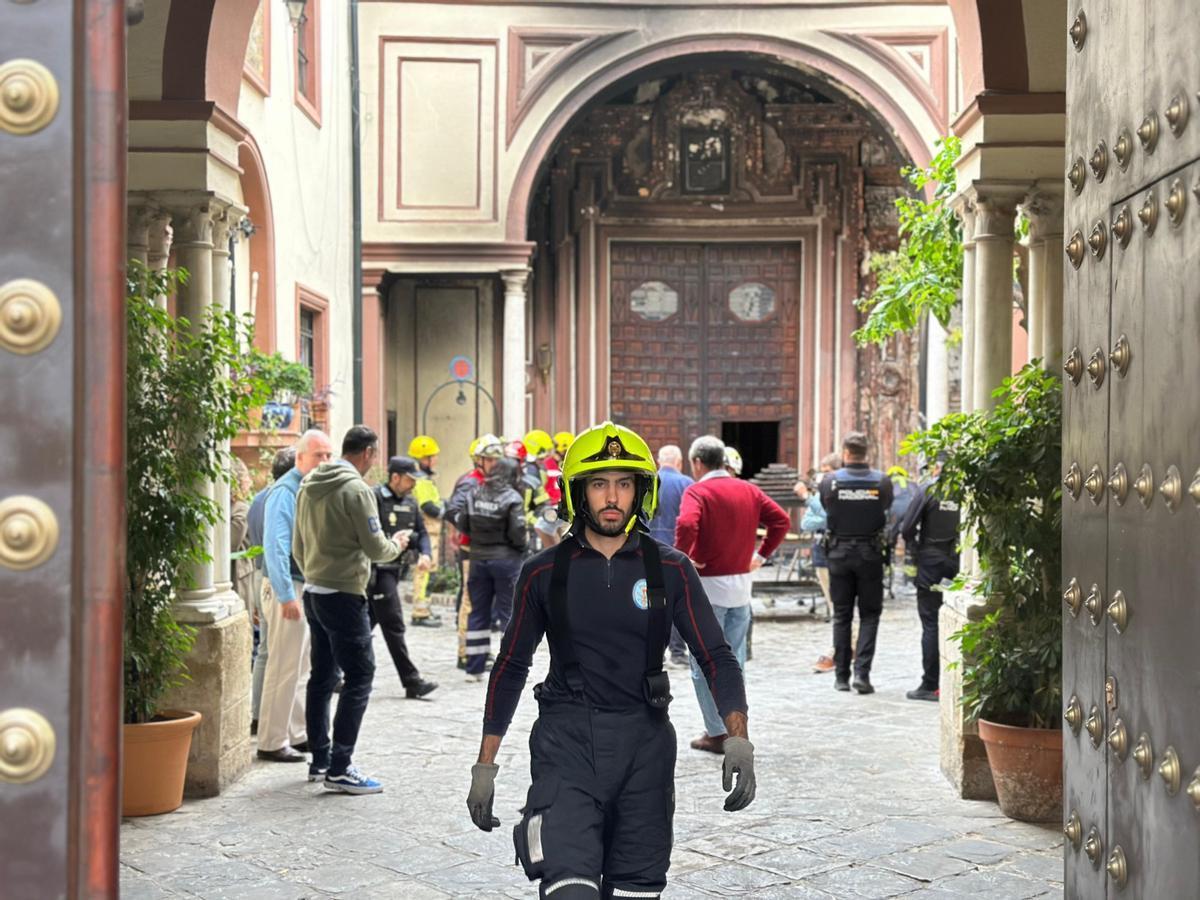 Bomberos en el interior de la iglesia de San Antonio Abad