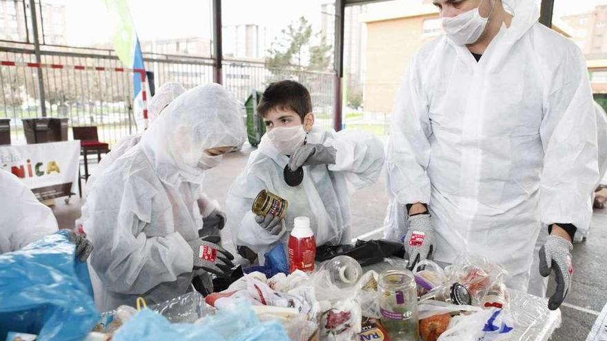 Escolares en una práctica de selección de la basura.