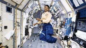 Mae Jemison, la primera mujer afroamericana en viajar al espacio.