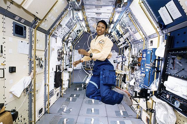 Mae Jemison, la primera mujer afroamericana en viajar al espacio