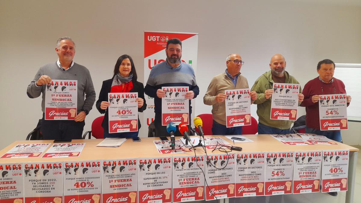 Vicente Palomares, en el centro, con responsables de UGT en la presentación de los resultados.