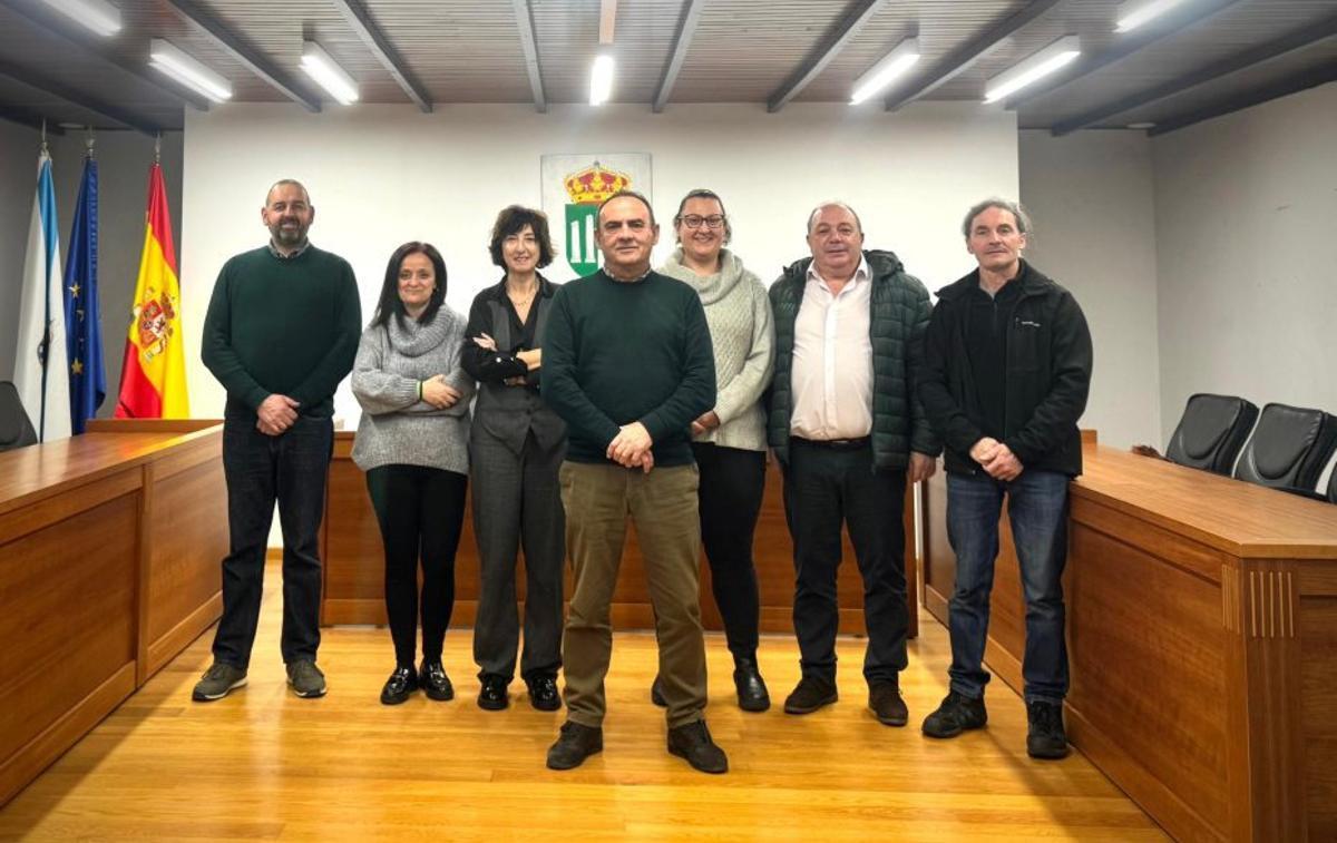 Manuel Rodríguez, en el centro, con su equipo de gobierno. | FDV