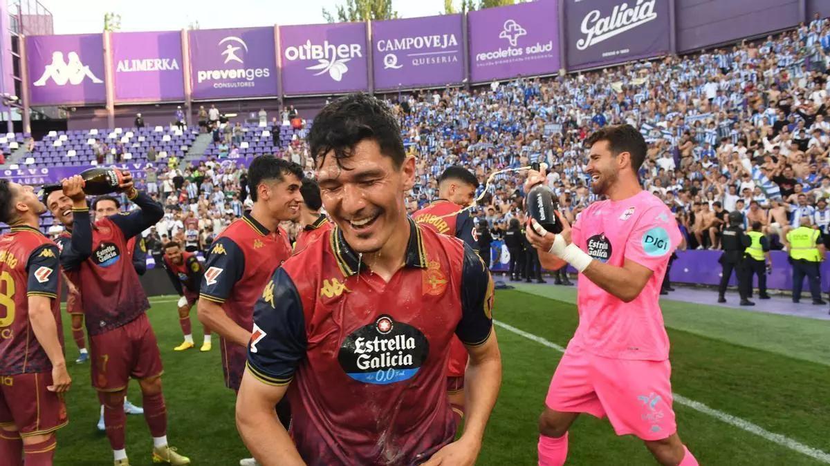 Miguel Loureiro celebra en el césped del José Zorrilla el ascenso del Deportivo de La Coruña a Primera División.
