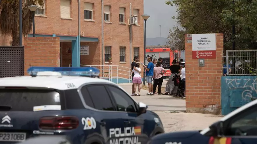 Un incendio requiere la intervención de los bomberos desde el centro ocupacional Socoltie de Sagunt