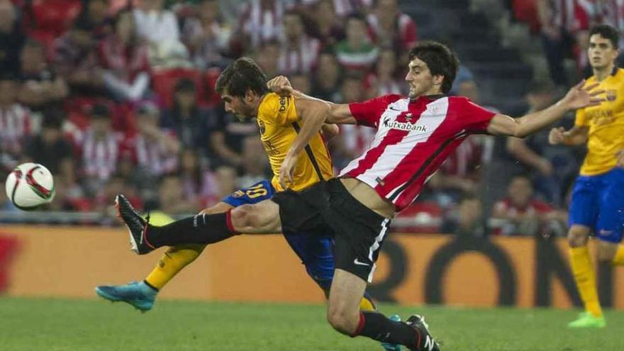 San José arrebata en el último momento un balón a Sergi Roberto durante el partido de ida.