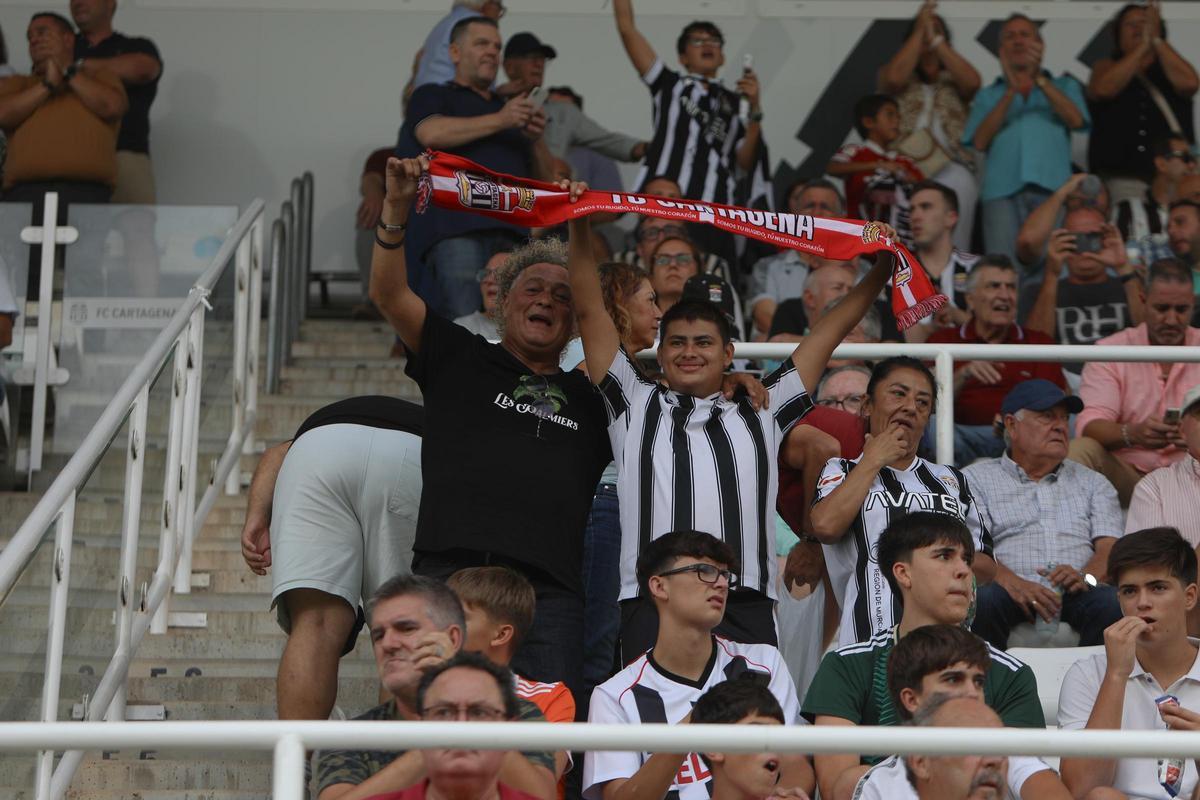 Aficionados albinegros en el Cartagonova