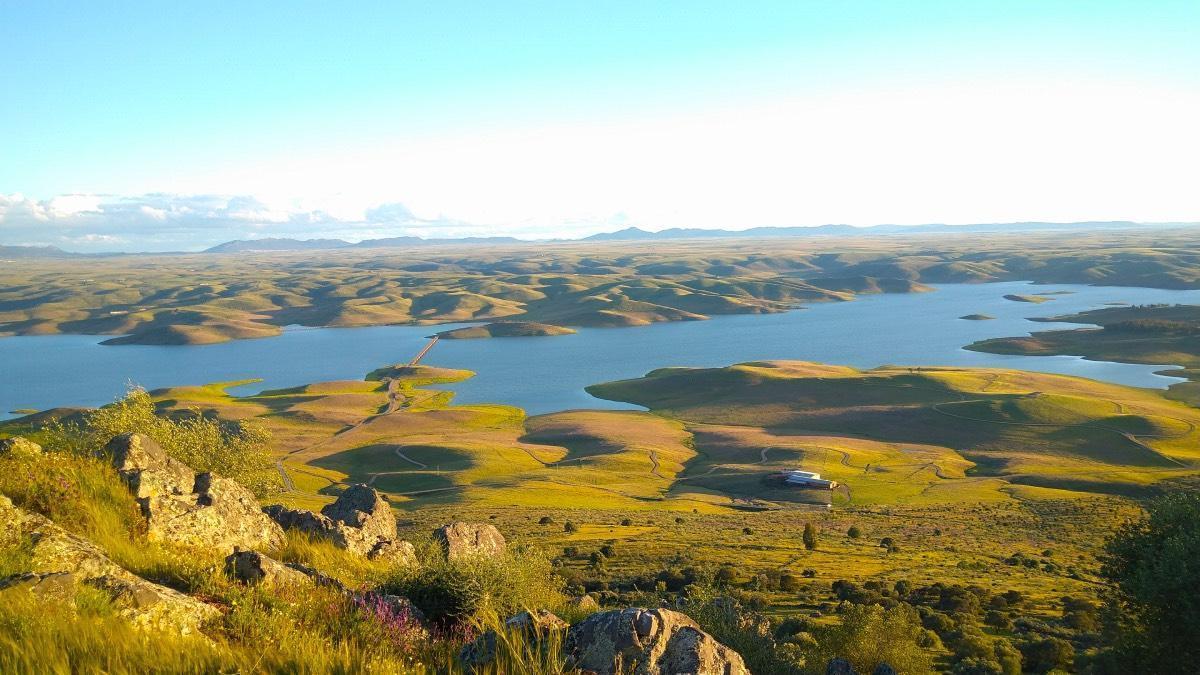 El desconocido embalse español que es uno de los más grande de Europa y el más grande de España: vistas espectaculares, rutas de senderismo y mucha historia