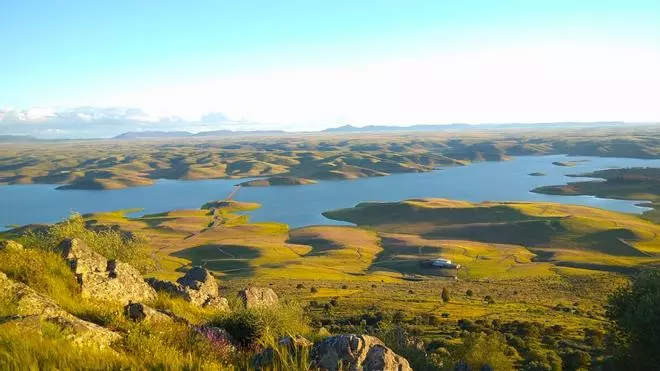 El desconocido embalse español que los expertos comparan con el Lago de Como: es el más grande de Europa y está en Extremadura