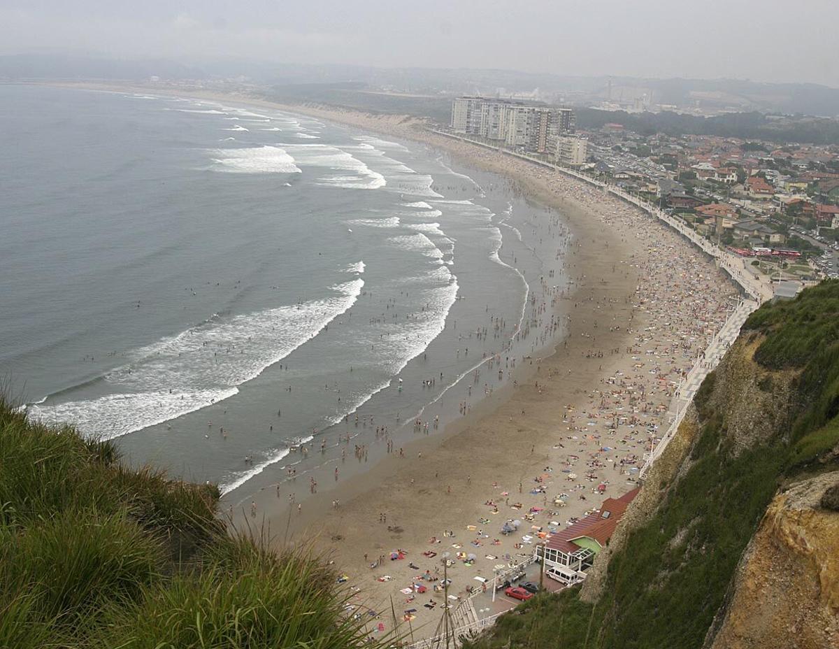 Salinas y, al fondo, San Juan, en una imagen tomada desde Pinos Altos. | Ricardo Solís PLAYA DE SALINAS DESDE PINOS ALTOS