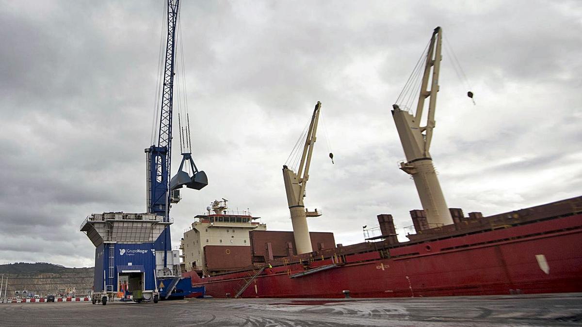 Un buque, operando en el muelle de punta Langosteira.