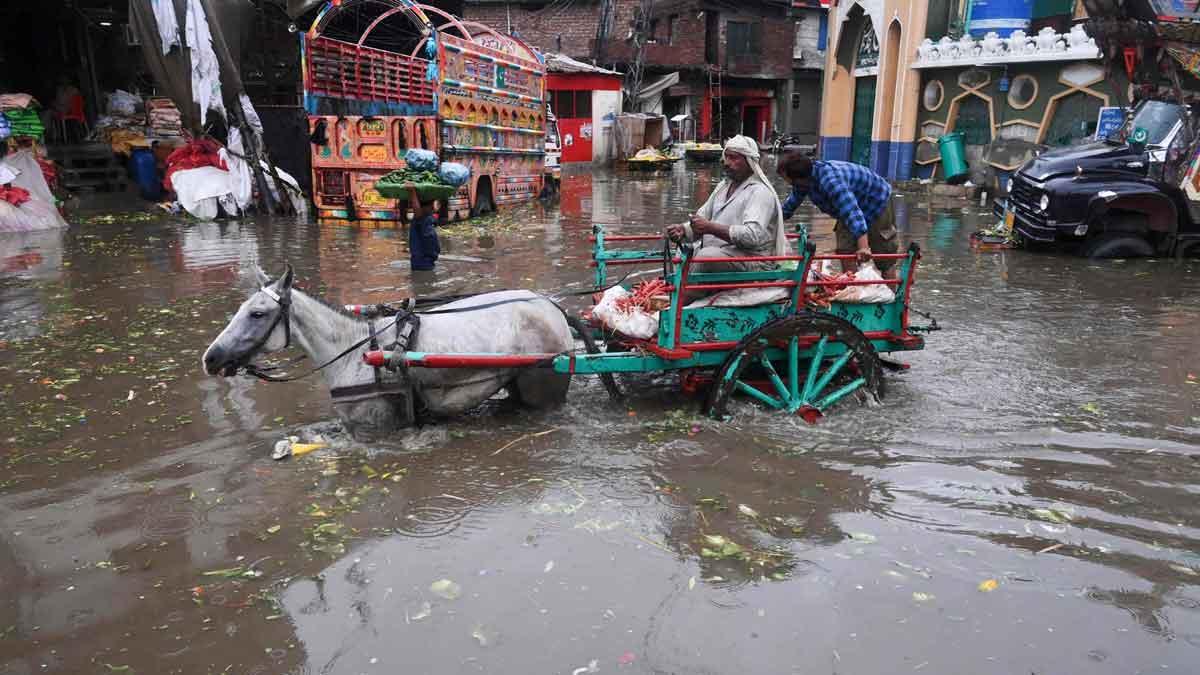 Una calle inundada en Lahore, tras las fuertes lluvias que se han registrado en Pakistán