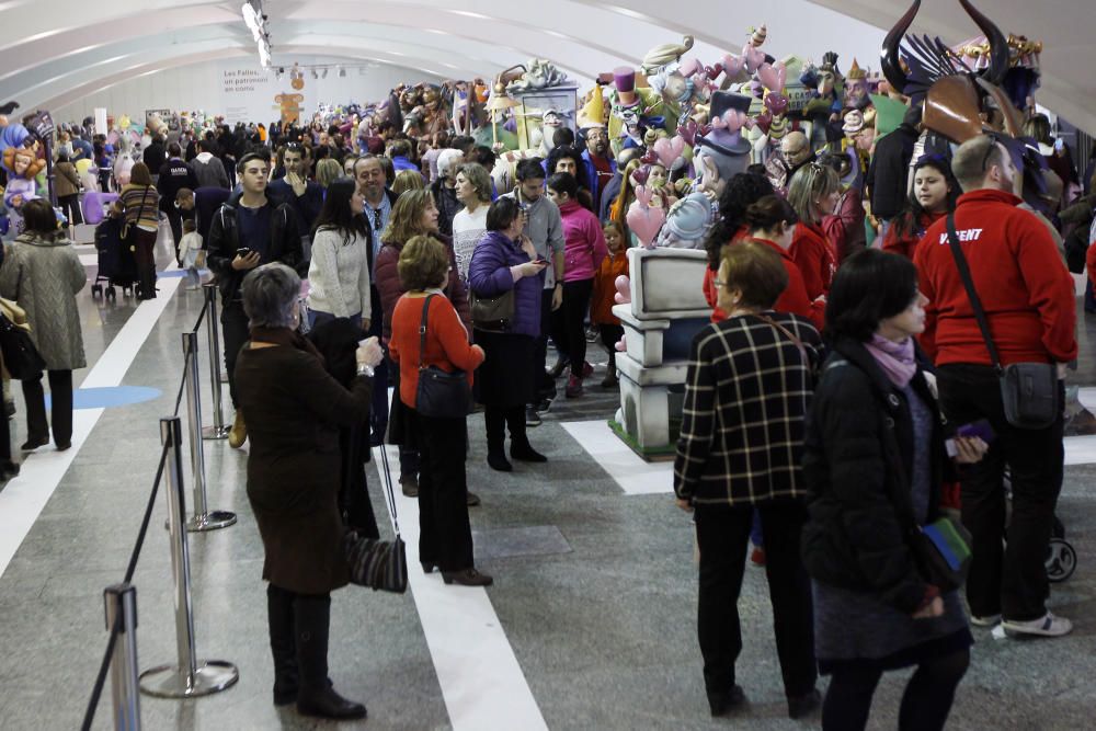 Gran ambiente en la Exposición del Ninot