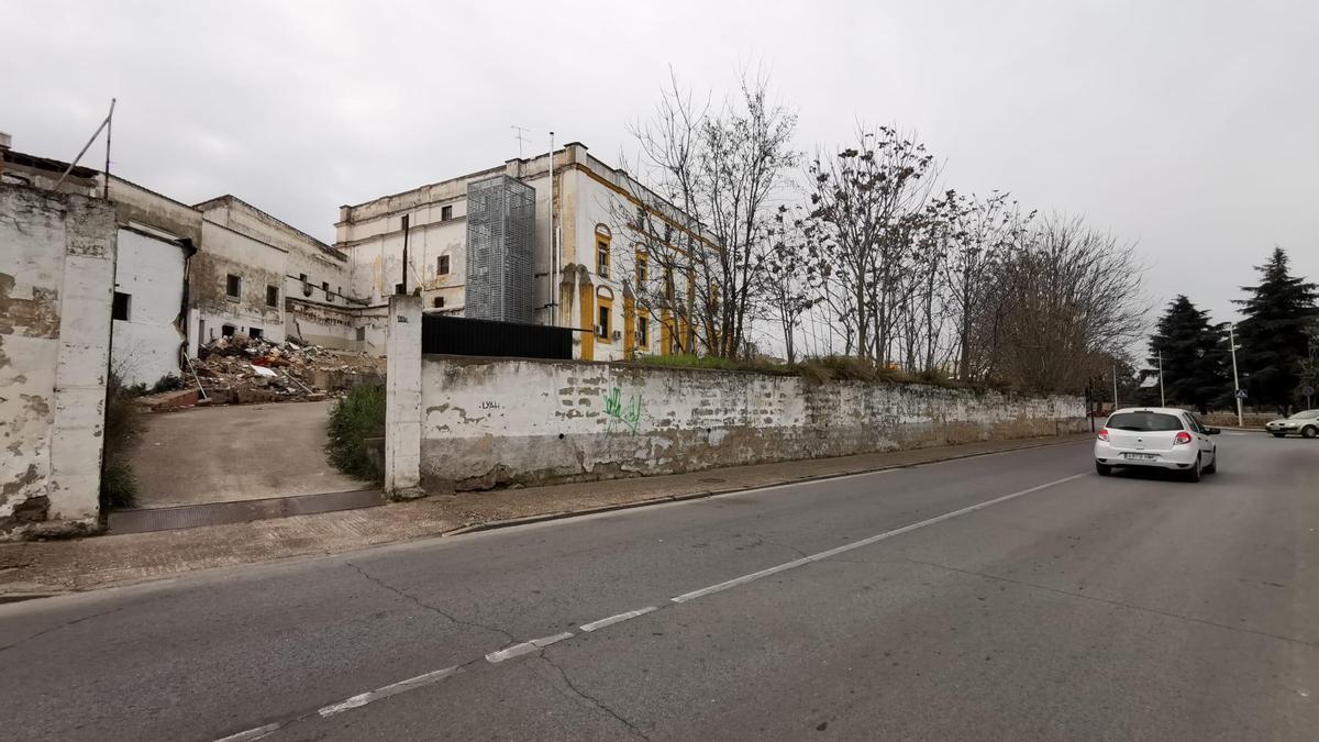 Este muro que oculta el palacio de Godoy será derribado a partir del lunes.