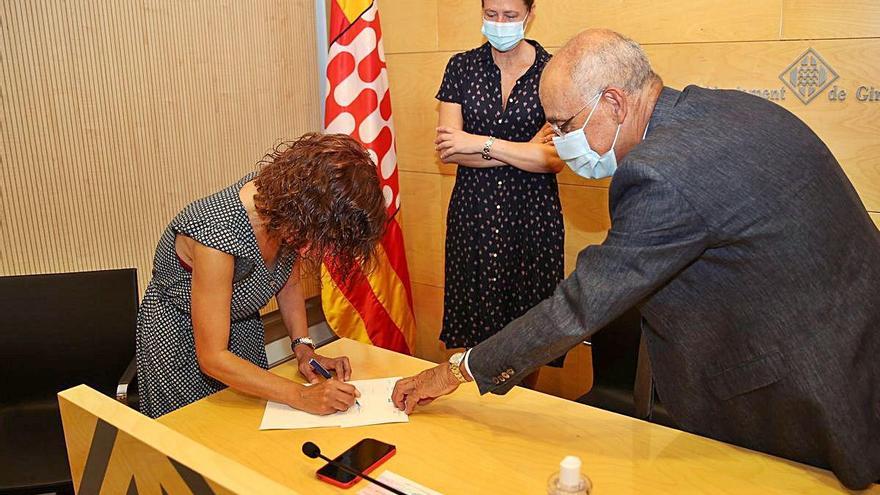 Marta Madrenas signant l&#039;escriptura de compravenda dels immobles, ahir.