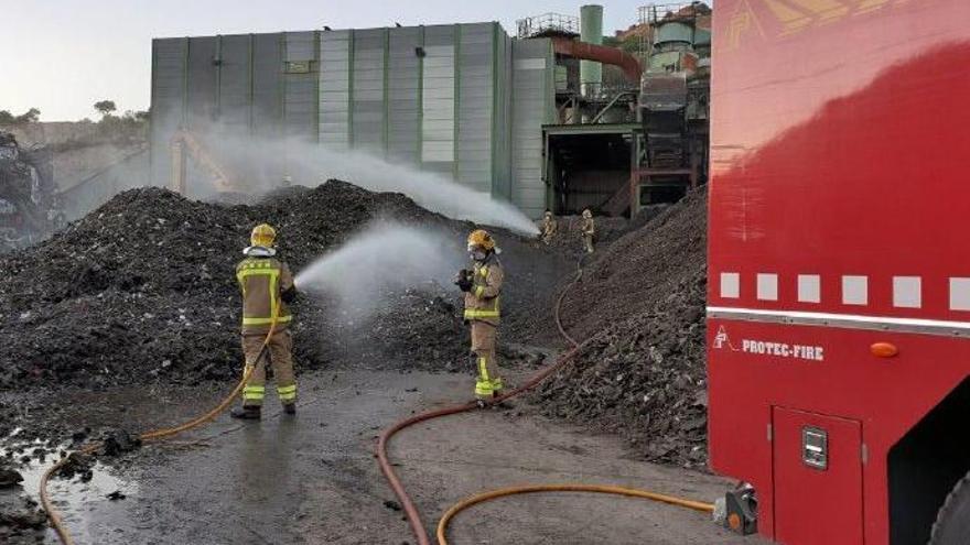 Els bombers durant l&#039;extinció de l&#039;incendi