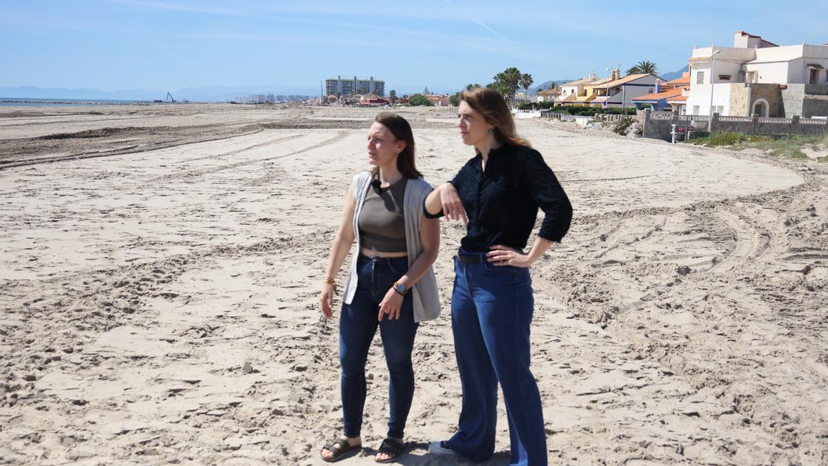 Paula Espinosa y Estefania Català, en su visita a las playas de Cullera en proceso de regeneración.