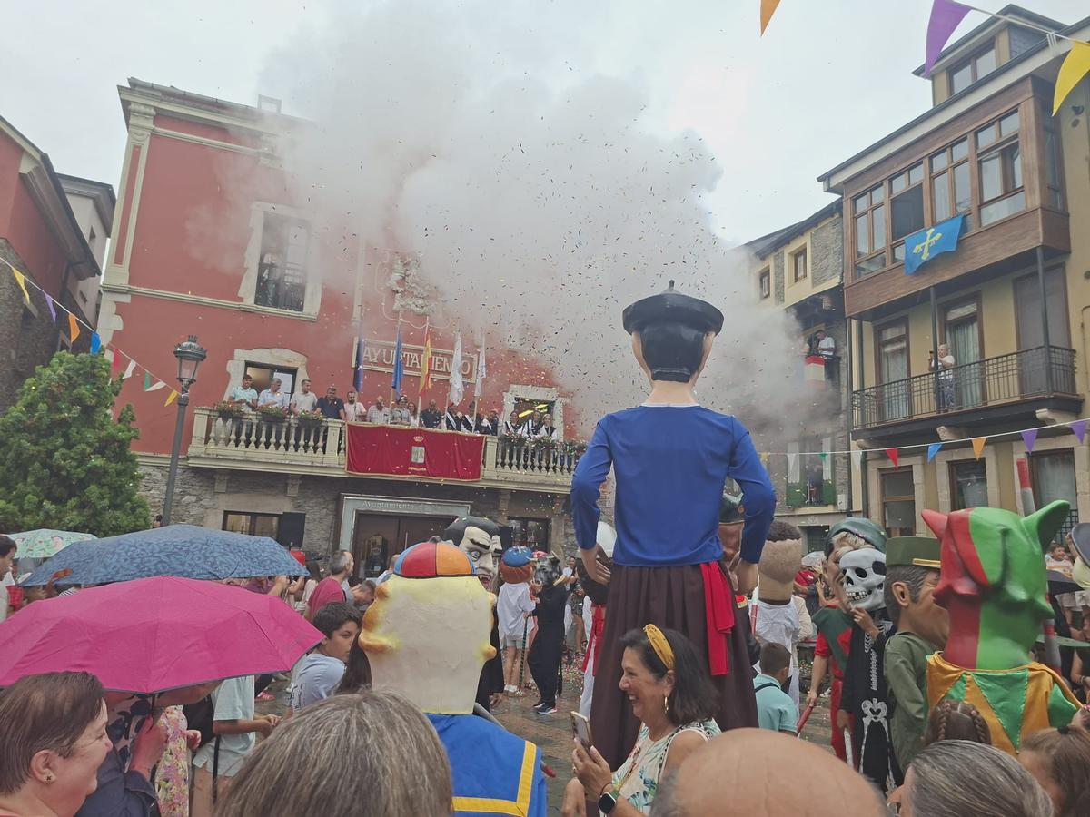 En imágenes: Así fue el chupinazo de las fiestas de Nuestra Señora de la Barca y San Roque En imágenes: Así fue el chupinazo de las fiestas de Nuestra Señora de la Barca y San Roque