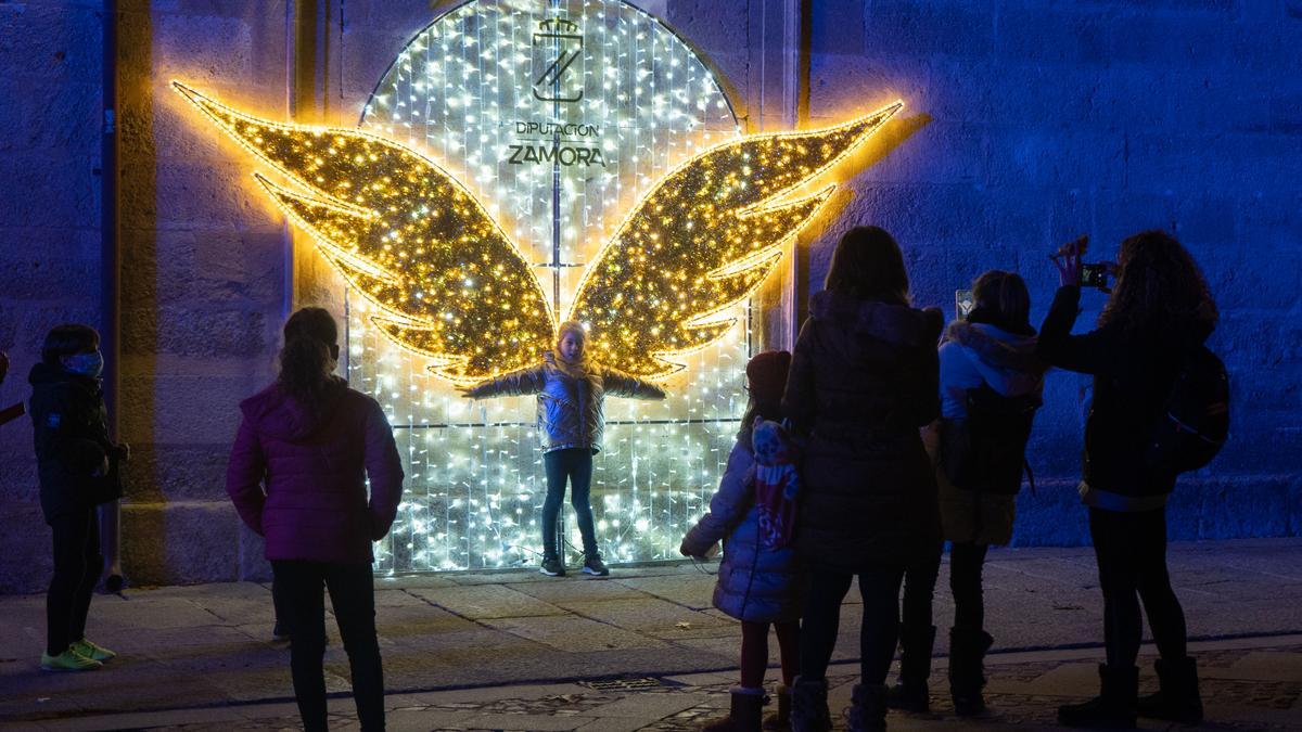 Photocall de luces de Navidad instalado por la Diputación de Zamora en la fachada de La Encarnación.